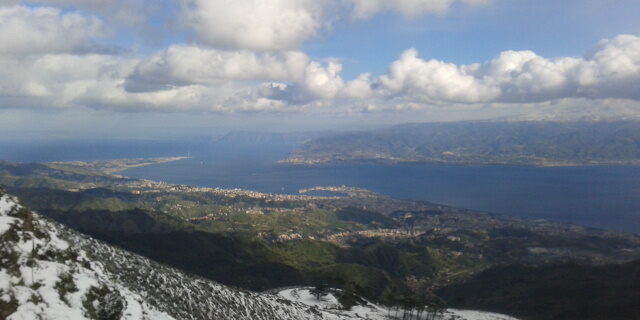 Una panoramica dello stretto di Messina, terra di origine del mostro Cariddi.